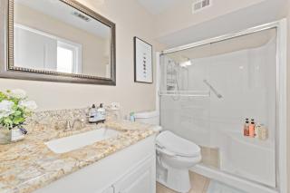 Cheerful 2-Bedroom Home in LA with Mountain View - 1