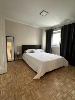 Hello,CRESCENT - Montreal - 5