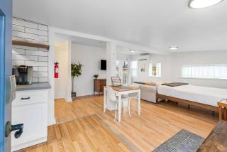 Walk to the waterfront! The Hobbit House - 3