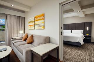 Holiday Inn and Suites Phoenix Airport North by IHG - Phoenix - 2