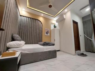 Travellers Heaven 3BR APT DHA PHASE VI Nishat Commercial - Karatschi - 3