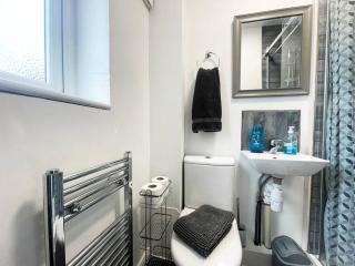 Cheam Village Self Contained Flat & studio - 8
