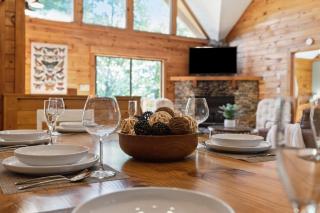 1 min to the Parkway SPACIOUS cabin w 3 suites and extra bedroom! - 4