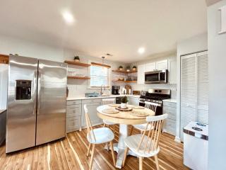 Unique Wildwood 3 BR 1,5 BA Entire House in the Heart of Wildwood! - Wildwood - 4