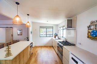 The Ohana Hut - air conditioned walk to beach , cafe - 1