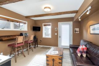 Ski trip value! Walk everywhere, hot tub, top floor condo - 7