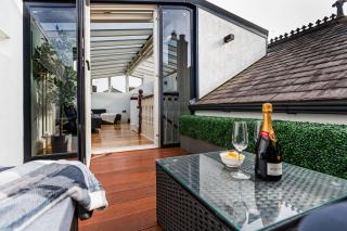 Thrushley Cottage in Wakefield - sleeps 7 - with roof terrace - 9