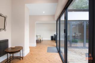 OnSiteStays New Large modern 4 bed, Parking, Wifi, 2 x Bathroom - 1