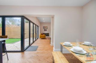 OnSiteStays New Large modern 4 bed, Parking, Wifi, 2 x Bathroom - 2