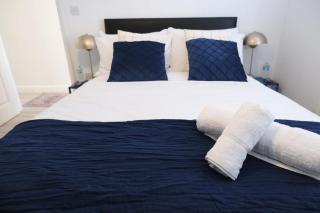 Stylish 4 Bed Home in Aylesbury, Buckinghamshire - 9