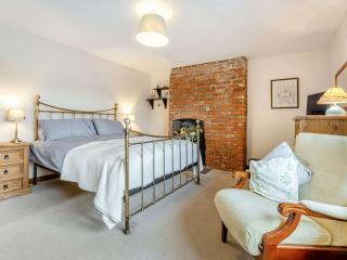 3 bed in Carisbrooke IC037 - Newport - 3