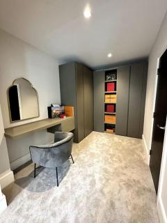 Luxury 4-bed home with club room - Wilmslow - 8