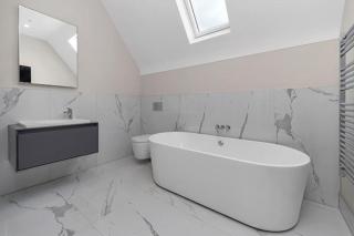 Luxury 4-bed home with club room - Wilmslow - 6
