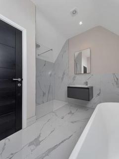 Luxury 4-bed home with club room - Wilmslow - 5