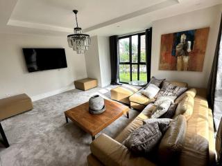 Luxury 4-bed home with club room - Wilmslow - 4