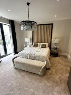 Luxury 4-bed home with club room - Wilmslow - 2