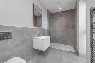 Luxury 4-bed home with club room - Wilmslow - 1
