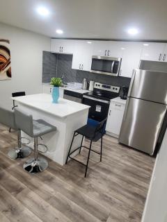 Family-Friendly, NETFLIX, Cozy Comfy 2 bed room basement suite,sleeps 5 - 5