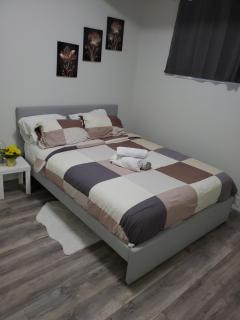 Family-Friendly, NETFLIX, Cozy Comfy 2 bed room basement suite,sleeps 5 - 6