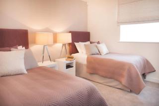Stylish and central two bedroom & two bathroom apartment with free parking - Bath - 2
