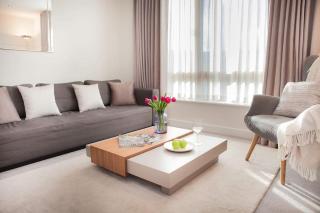 Stylish and central two bedroom & two bathroom apartment with free parking - Bath - 1