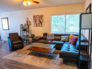 Cute home w/ massage chair and wifi - Gainesville - 9