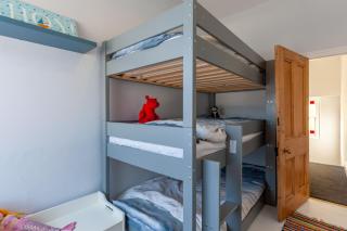 Family Home with Bunk Beds, Courtyard, TV & Beach - Pembrokeshire - 9