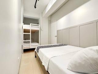 Easy White Beach Access, with Kitchen, Dining and Living Room, Perfect for Groups and Family - Boracay - 6