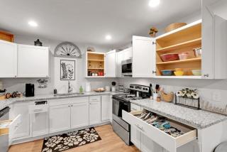 Retro Cumberland 2-Story Hangout near Six Flags - 4