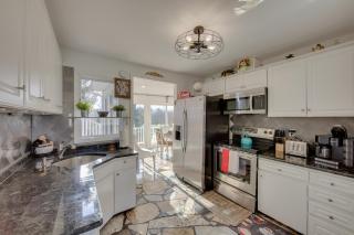 2 Mi to Hersheypark Group Getaway with Deck - 5