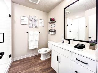 Boho-Luxe Studio - Pink Accents & Mountain Calm - Boise - 8