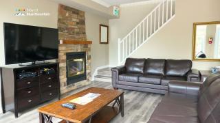 5 Bedrooms, Mountain Views, Steps from Blue Mountain Village, Hot Tub, BBQ - Blue Mountains - 0