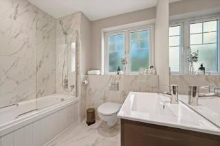 Luxury Detached New 5 Bedroom House Ascot - Parking Private Garden - 3