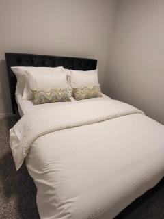 Modern 2 Bed Urban Retreat - 3