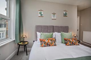 Kitson House - Sea Views, 1 min Walk to Harbour - 2