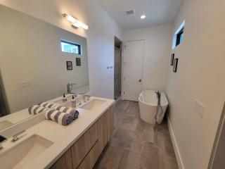 Perfect Hot Tub, Seconds from Skiing, Heated pool! - Park City - 6