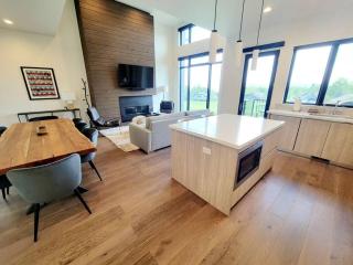Perfect Hot Tub, Seconds from Skiing, Heated pool! - Park City - 5