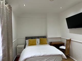 3rd Studio Flat With Private Toilet and Bathroom Setup For Family Enjoyment 134 Keedonwood Road Bromley - 3