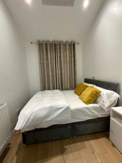 3rd Studio Flat With Private Toilet and Bathroom Setup For Family Enjoyment 134 Keedonwood Road Bromley - Bromley - 5