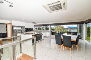 Paradise Point - Entire home in Clarence Point, Tasmania Australia, 10 guests 7 bedrooms 7 beds 3 baths - 5