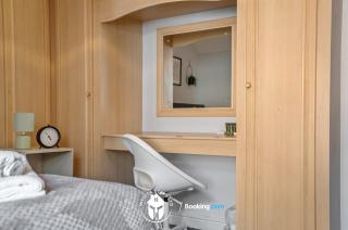 Last-Minute Specials l Exclusive Deal on 3 Bed Flat in City Centre l Sleeps 6 l Free WIFI & Parking l Desks & Netflix l Invicta Stays Short Lets - 1