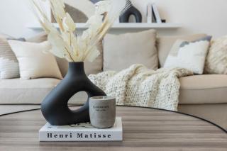HiGuests - Step Into Heaven In This Lakeside Apartment - Dubai - 3
