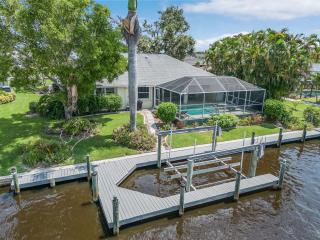 Serene canal, three bedrooms and a large pool! - Villa La Brisa Fresca - Cape Coral - 8