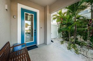 Tropical Treasure Beach Villa - St Pete Beach - 6