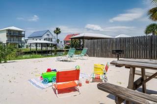 Summer getaway! Beach Access, Pool, & Fishing Dock - Gulf Shores - 2
