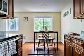 Spacious Kenmore Apartment- King Bed, Queen Bed, Fast Wifi - 4