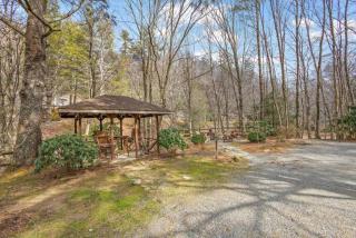 Classic Log Cabin with Fireplace on Quiet River - Blowing Rock - 4
