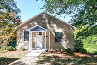 Quaint Newly Renovated Downtown Cottage - Lincolnton - 4