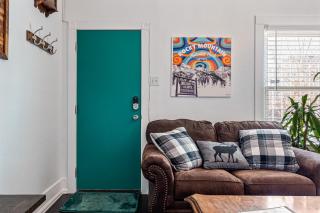 HOT TUB Firepit Pool Table Patio Cozy Downtown Denver - 1