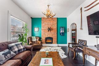 HOT TUB Firepit Pool Table Patio Cozy Downtown Denver - 9